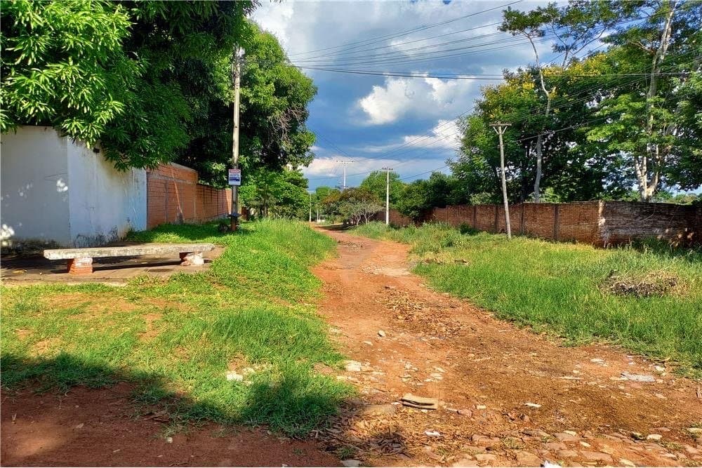 EN VENTA AMPLIO TERRENO EN EL CENTRO DE YPANE..