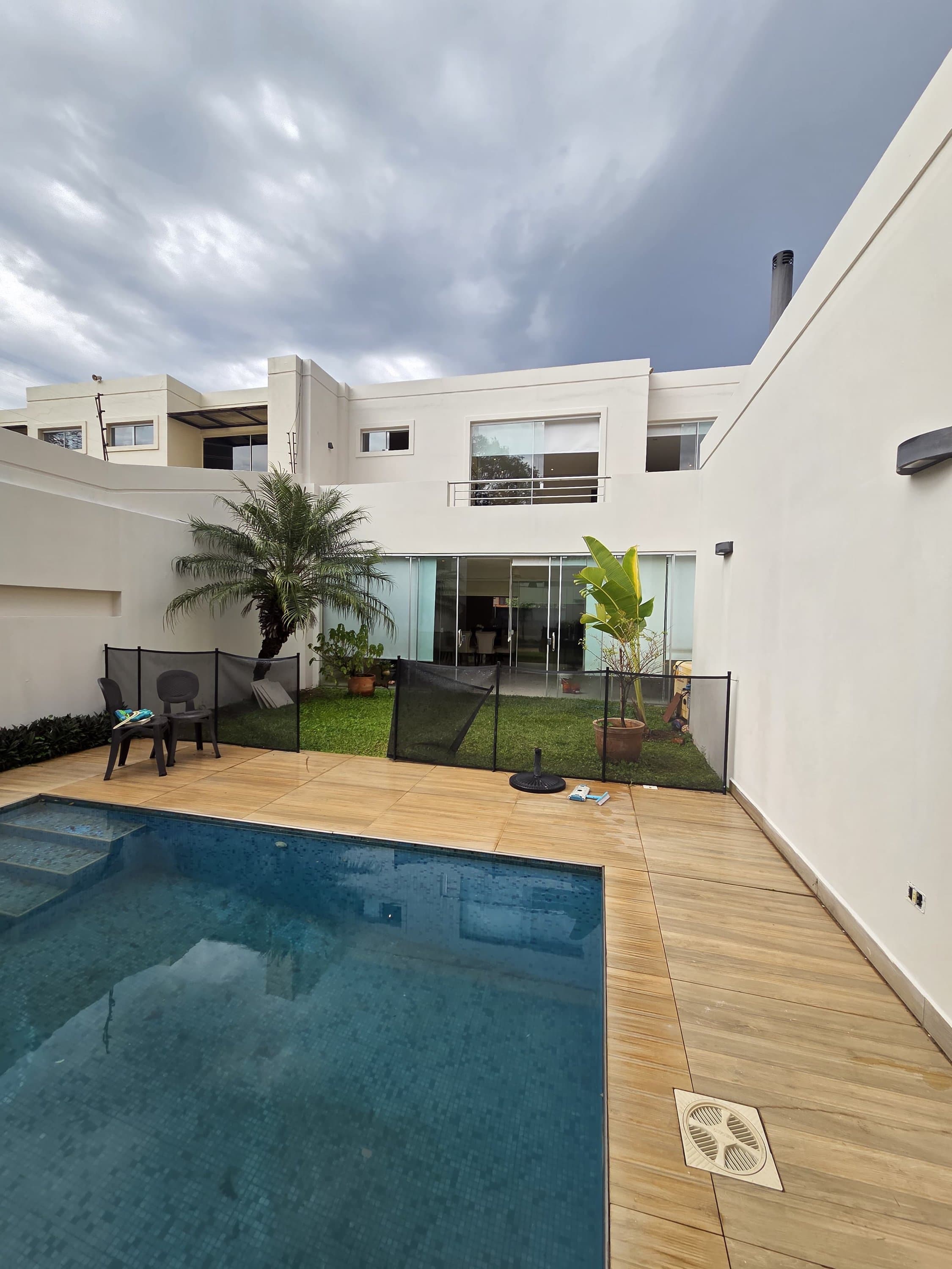 Alquilo Hermosa Casa Pareada con 3 suites, En Bo.mburucuya.
