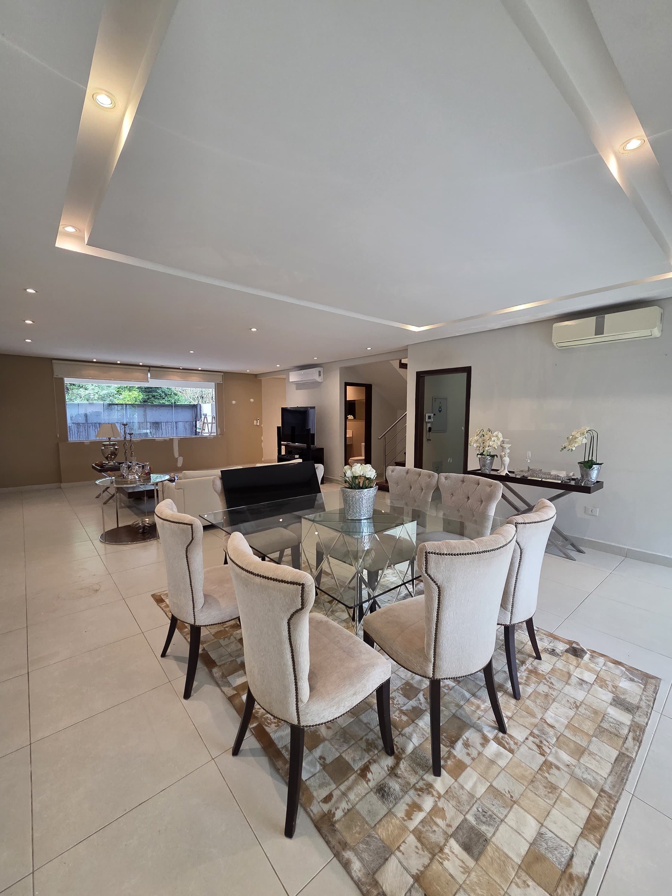 Alquilo Hermosa Casa Pareada con 3 suites, En Bo.mburucuya. – 2