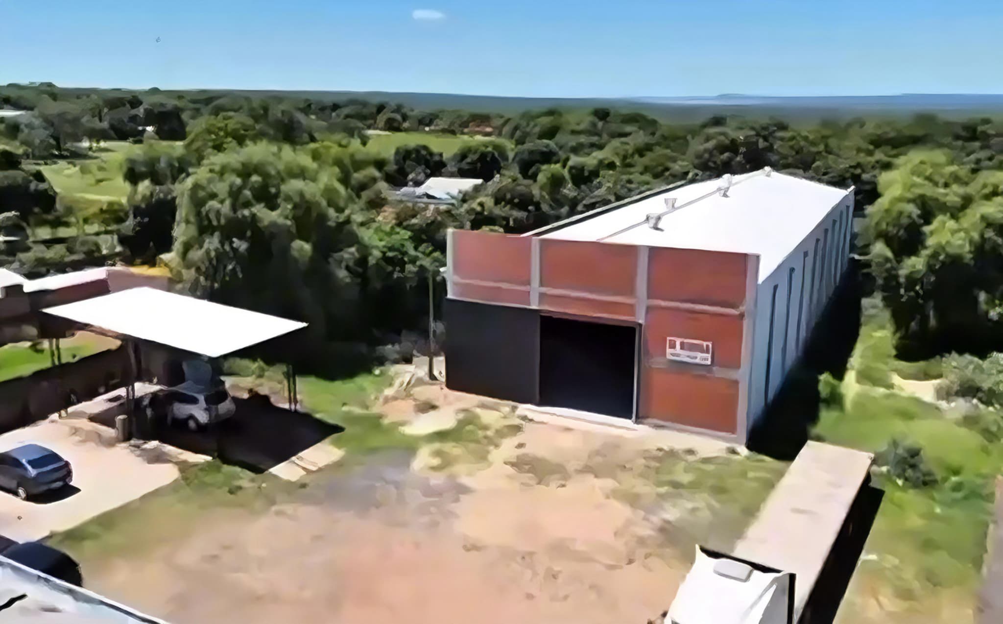 EMBOSCADA SOBRE RUTA DEPÓSITO DE 675 M2 CON VARIAS COCHERAS, OFICINA Y BAÑO – 2