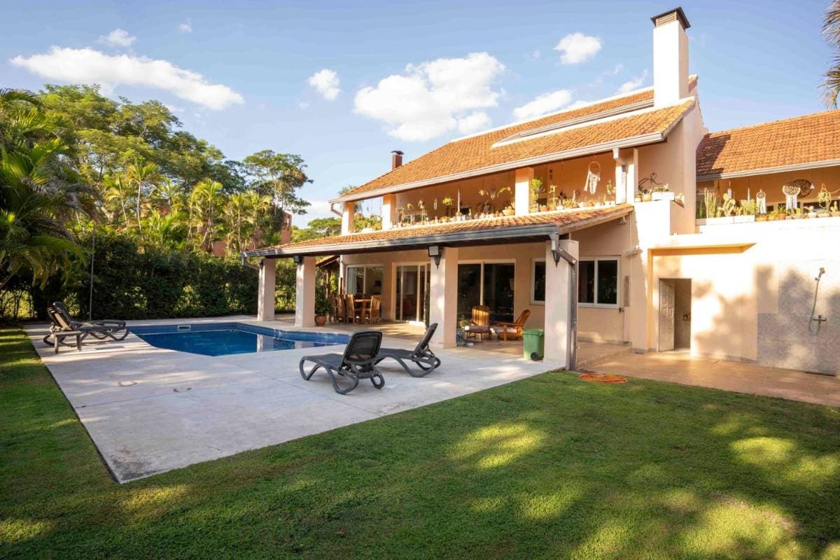 Residencia sobre la Avenida del Yacht. – 2