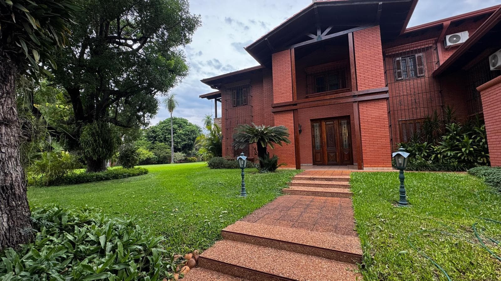 Residencia Premium o Sede Corporativa En Inmejorable Ubicación Ykua Satí