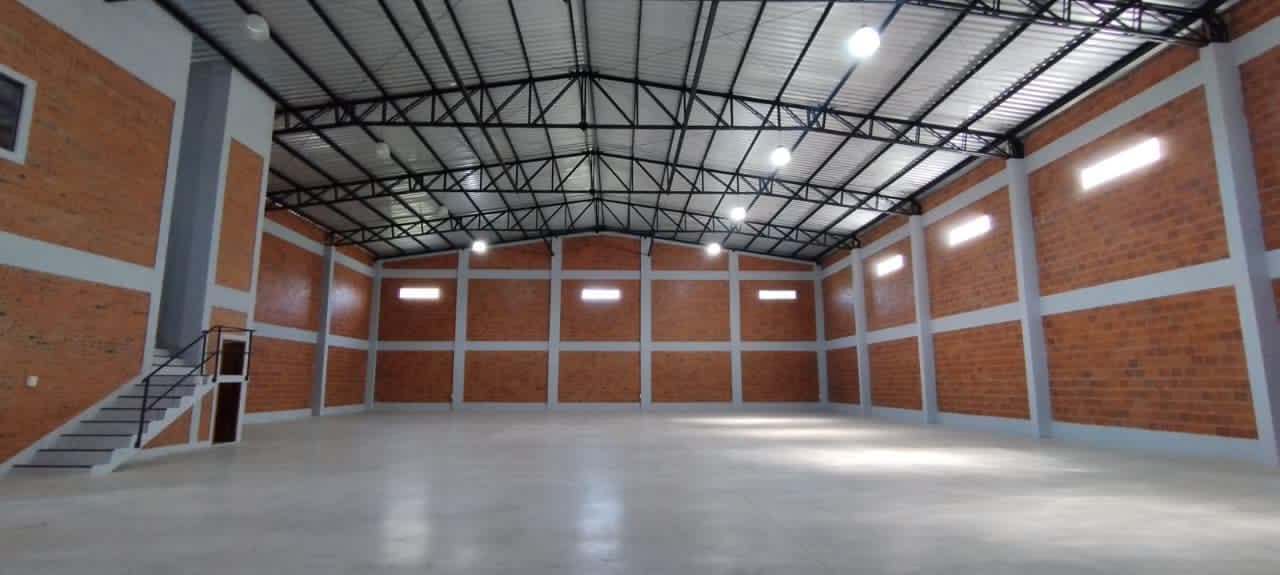 Alquilo depósito de 700m2 en MRA – 3
