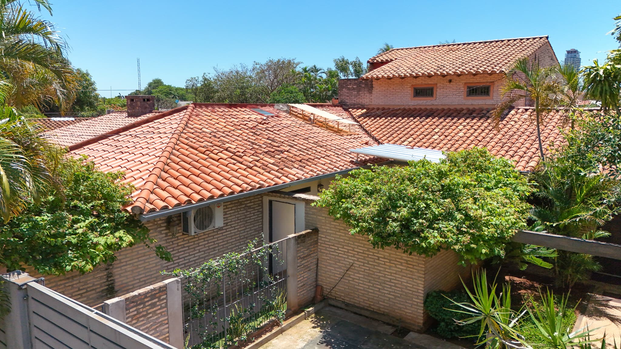 Amplia Casa de 5 suites en Bº Cañada del Ybyray – 2