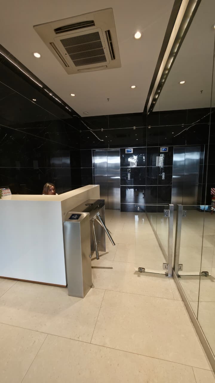 ALQUILO OFICINA EN EDIFICIO PARK PLAZA - a 50 mts del Shop. del Sol – 2