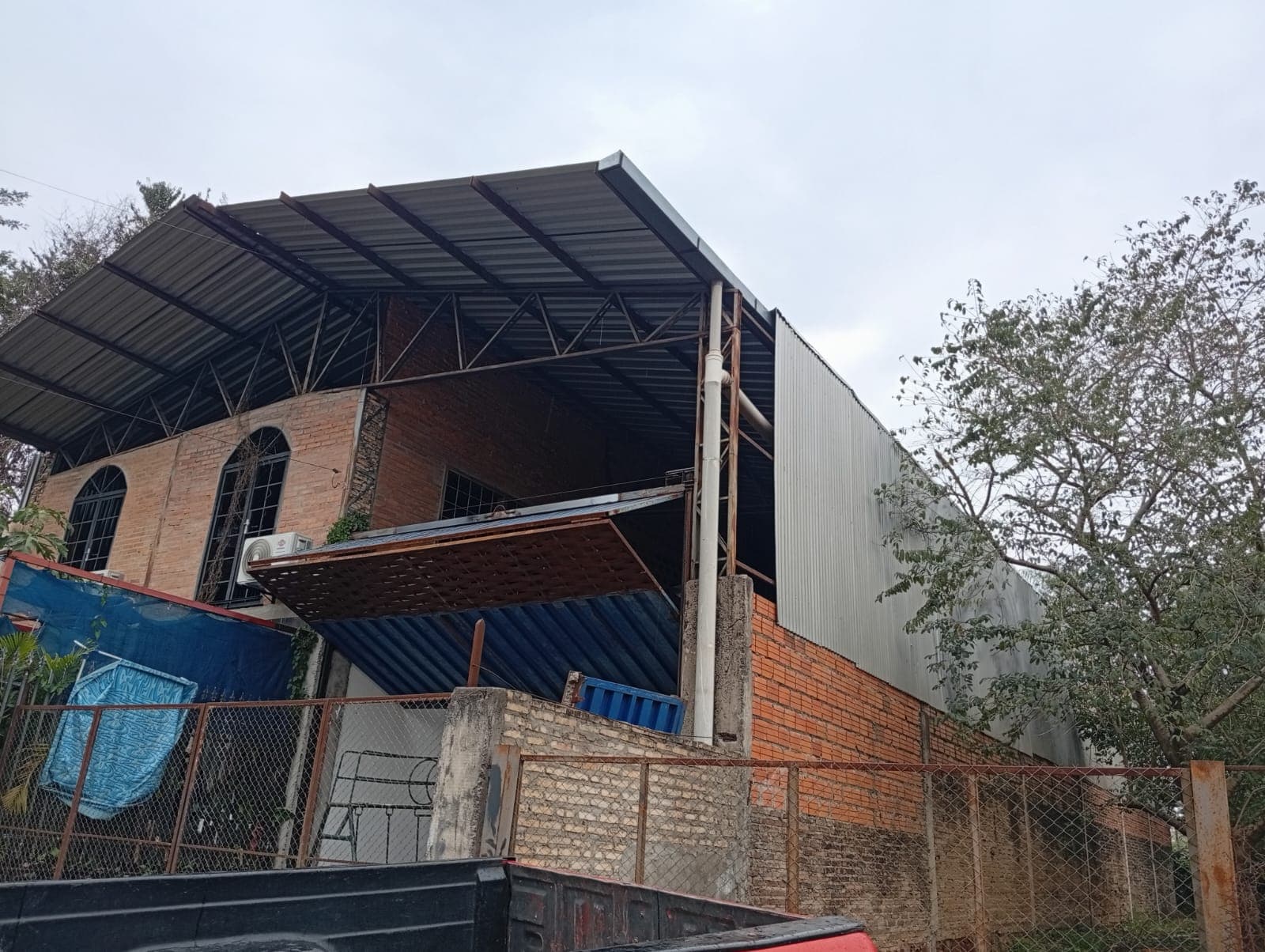 Tinglado En ñemby A 6 Cuadras De Acceso Sur – Con Oficinas Y Energ. Trifásica – 2