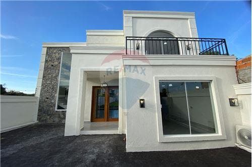 casa estilo moderno zona Mora Cue barrio luque