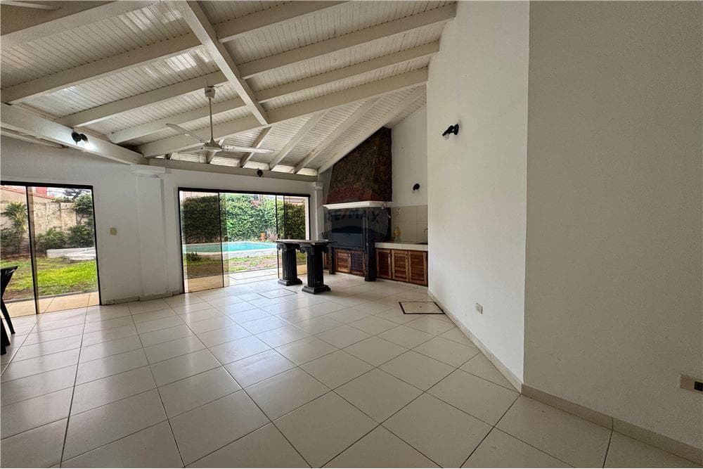 VENDO CASA CON PISCINA EN LAMBARE KENNEDY – 3