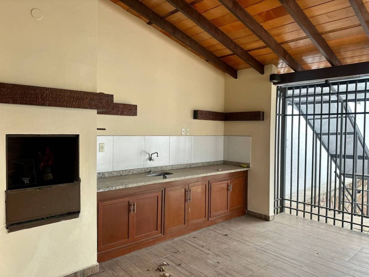 CASA EN LAS MERCEDES ASUNCION PARA VIVIENDA U OFICINA