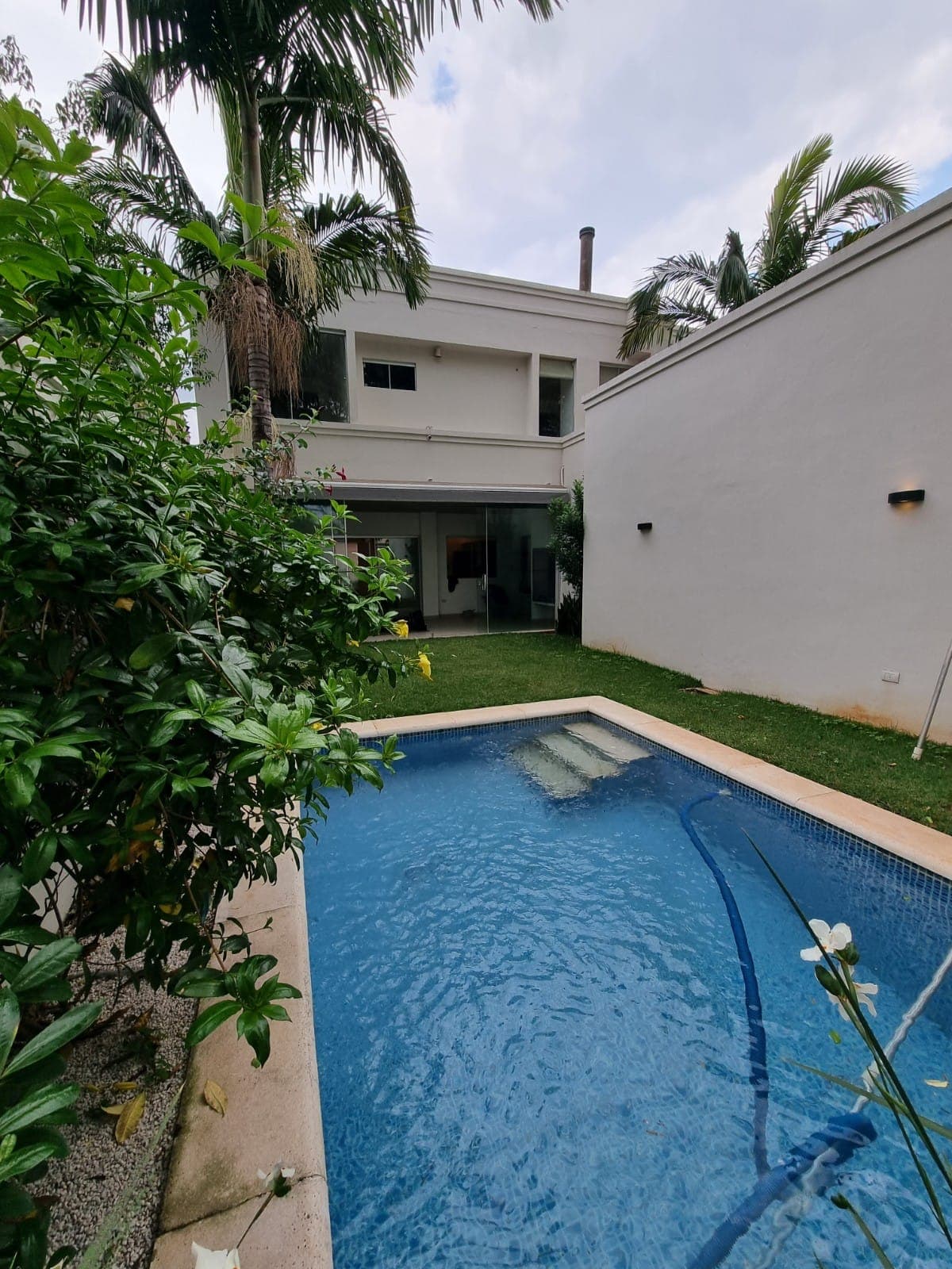 ALQUILO HERMOSO DUPLEX MINIMALISTA CON PISCINA EN BO.MBURUCUYA.