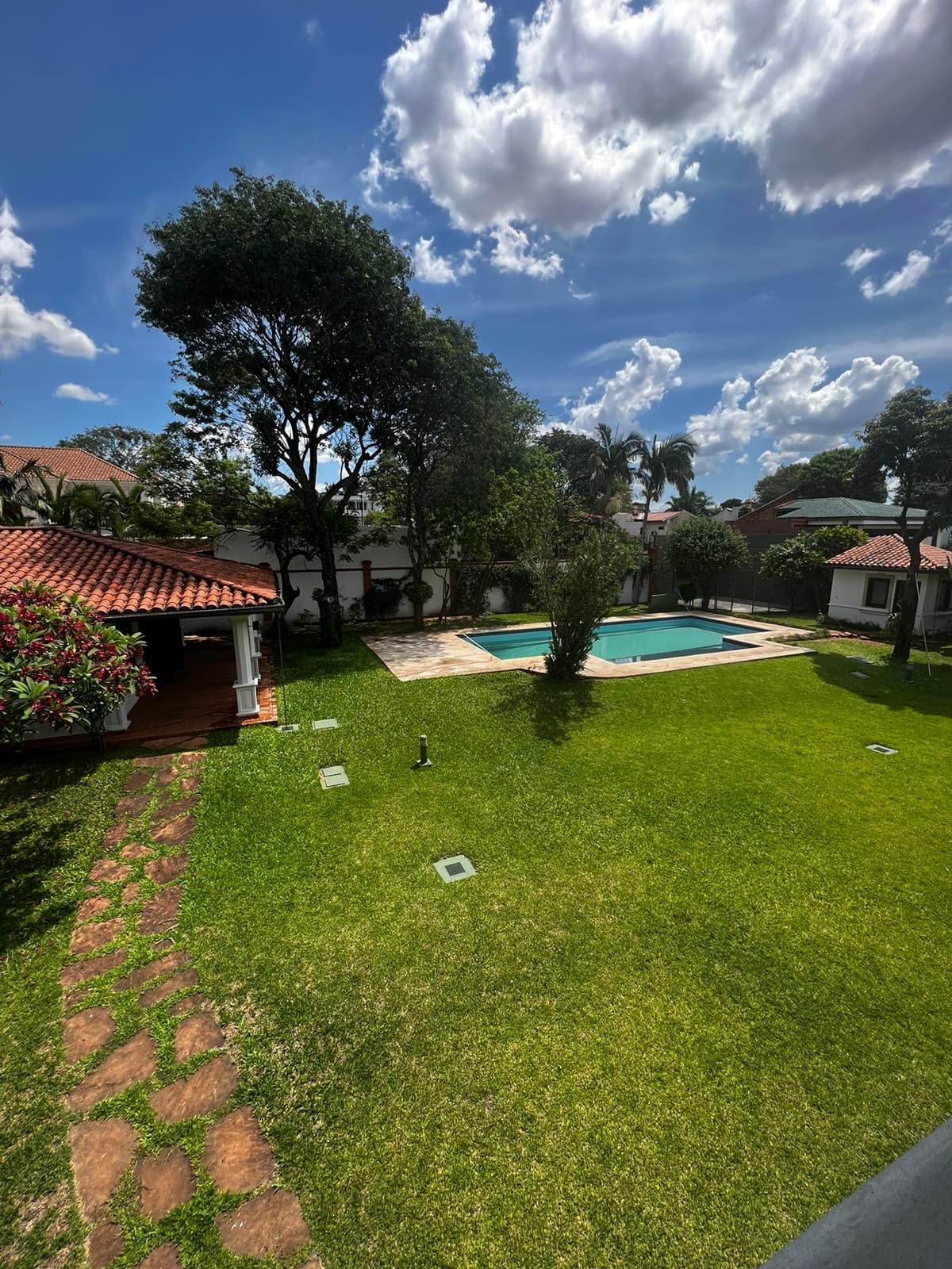 HERMOSA Y GRAN RESIDENCIA EN BO.LOS LAURELES C / 5 SUITES – 2