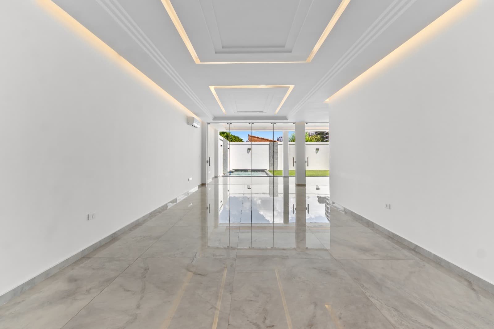 En Venta Casa de 5 dormitorios en suite, a estrenar - En Mburucuya. – 3