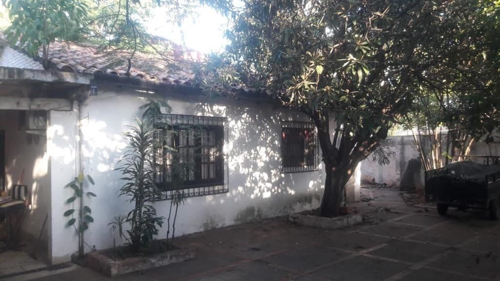 VENDO CASA EN ESQUINA SOBRE SANTISIMA TRINIDAD