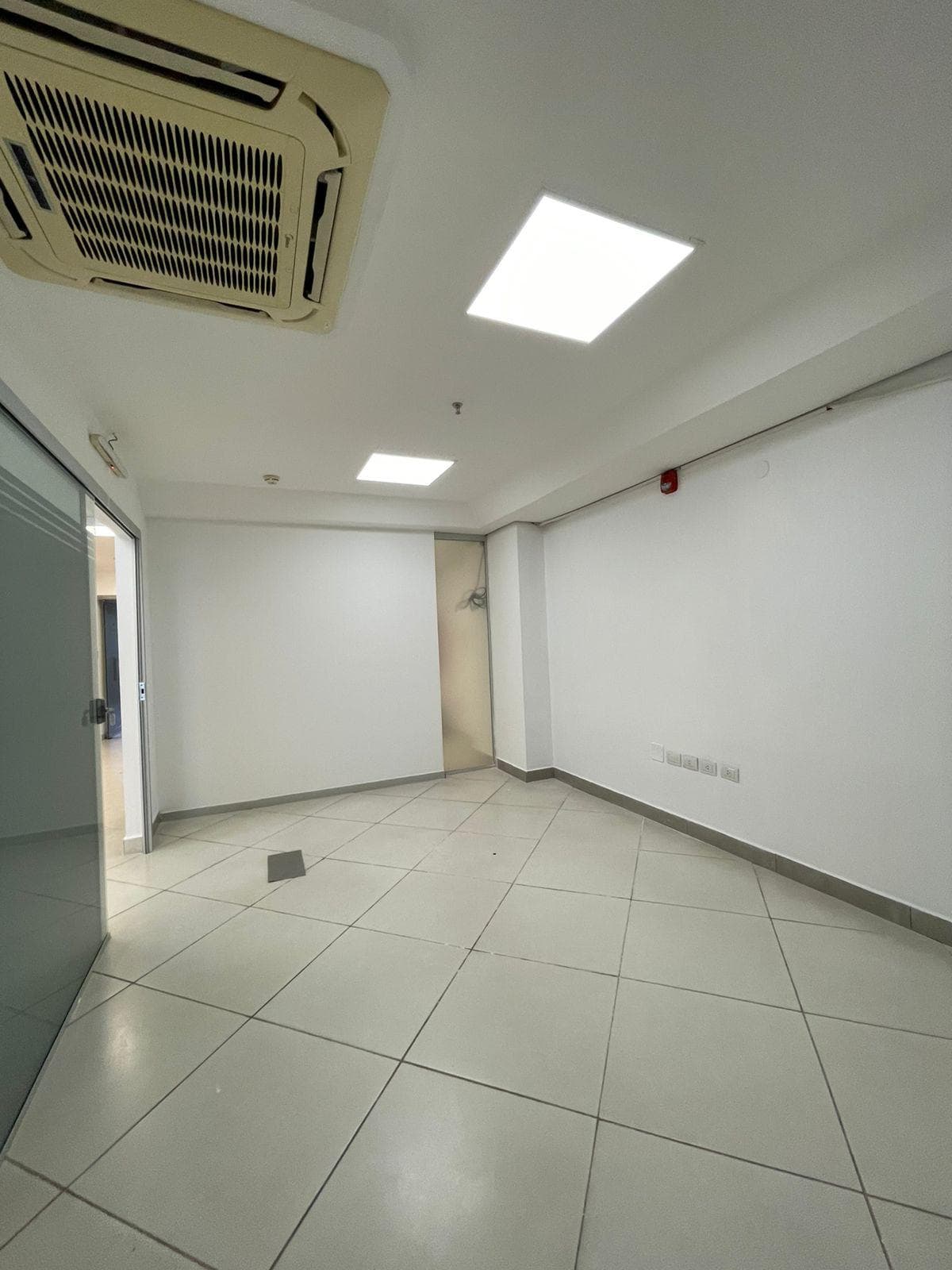 VILLAMORRA EN ALQUILER AMPLIA OFICINA DE 150M2 A PASOS DE CENTROS COMERCIALES – 3