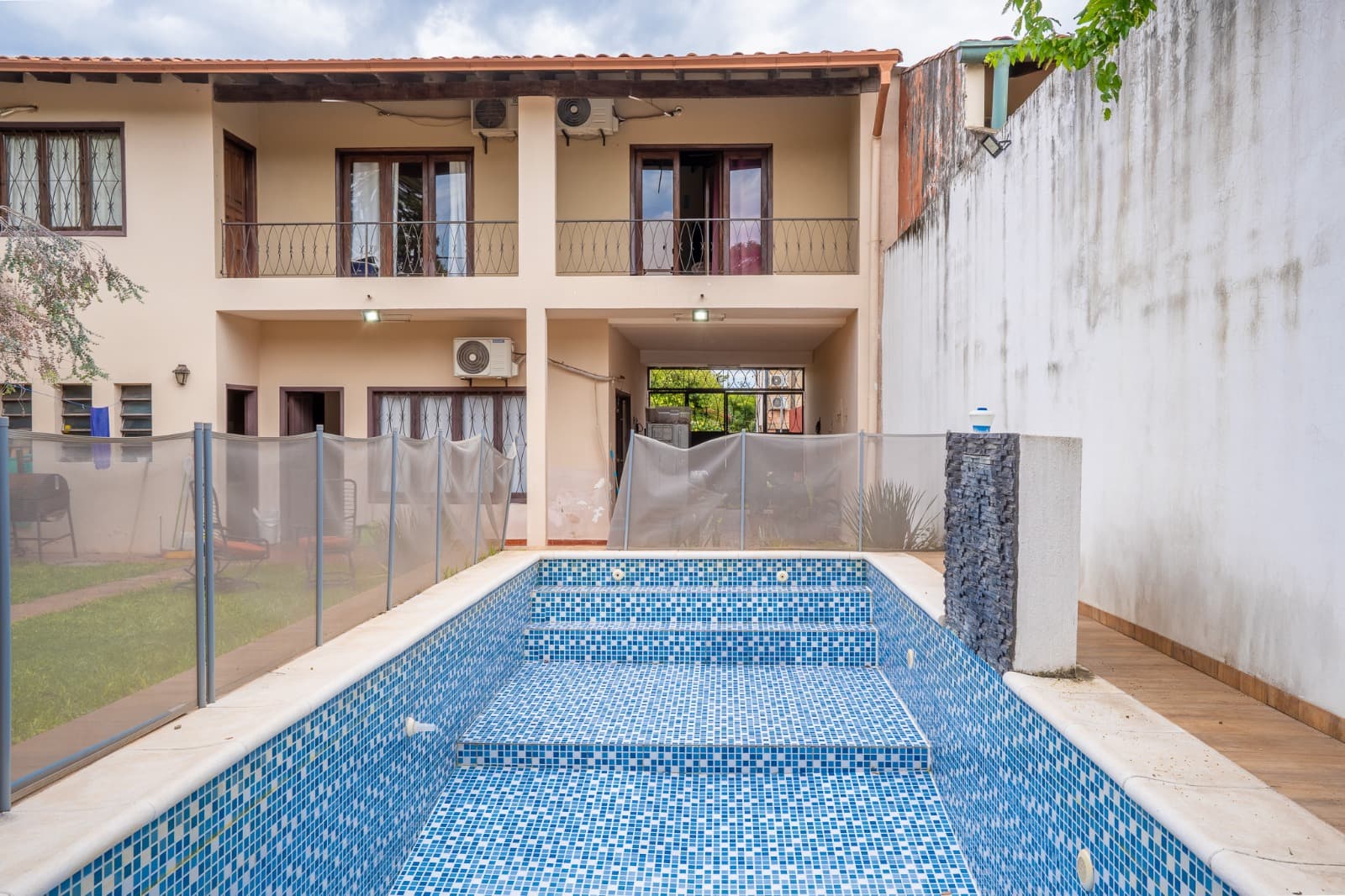 Vendo Casa Con Piscina en Asunción, Barrio Mburucuyá