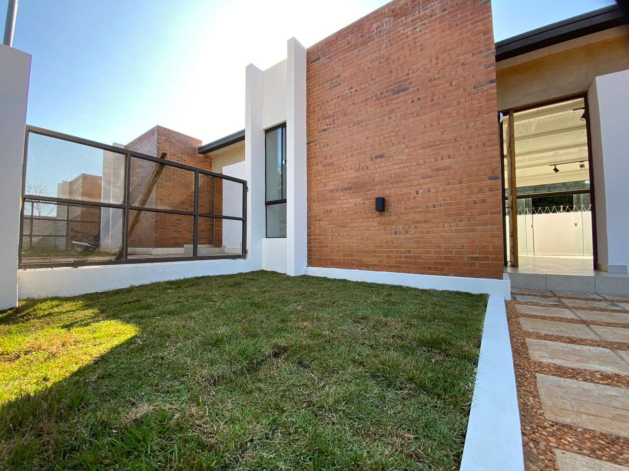 VENDO CHALET EN LAURELTY LUQUE