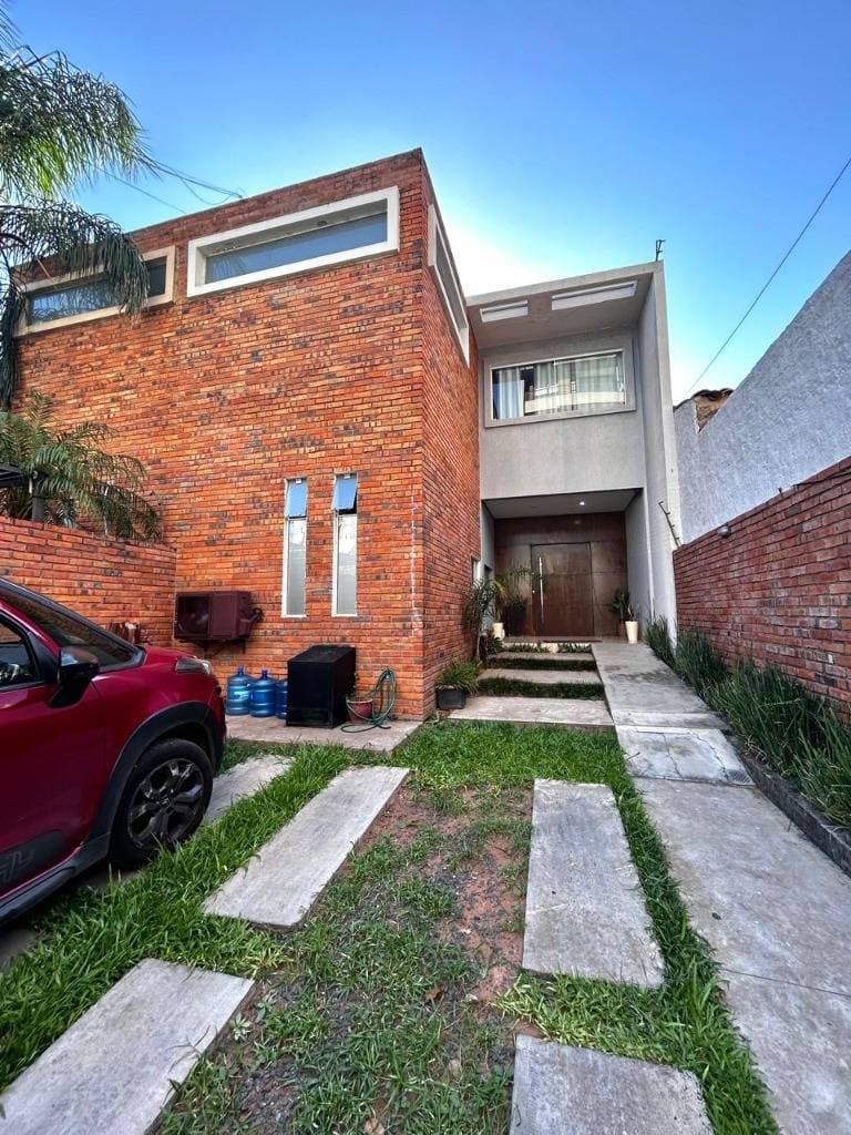 Vendo amplia casa en Ycua Sati