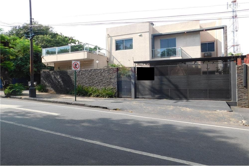 VENDO AMPLIA CASA EN BARRIO GENERAL DIAZ