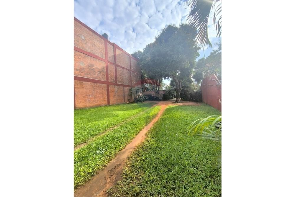 VENDO CASA CON PISCINA EN LUQUE 3 BARRIO – 2