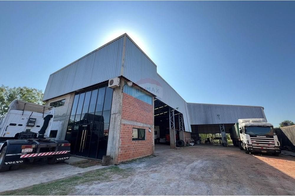 Alquilo Amplio Tinglado con Oficinas en Limpio