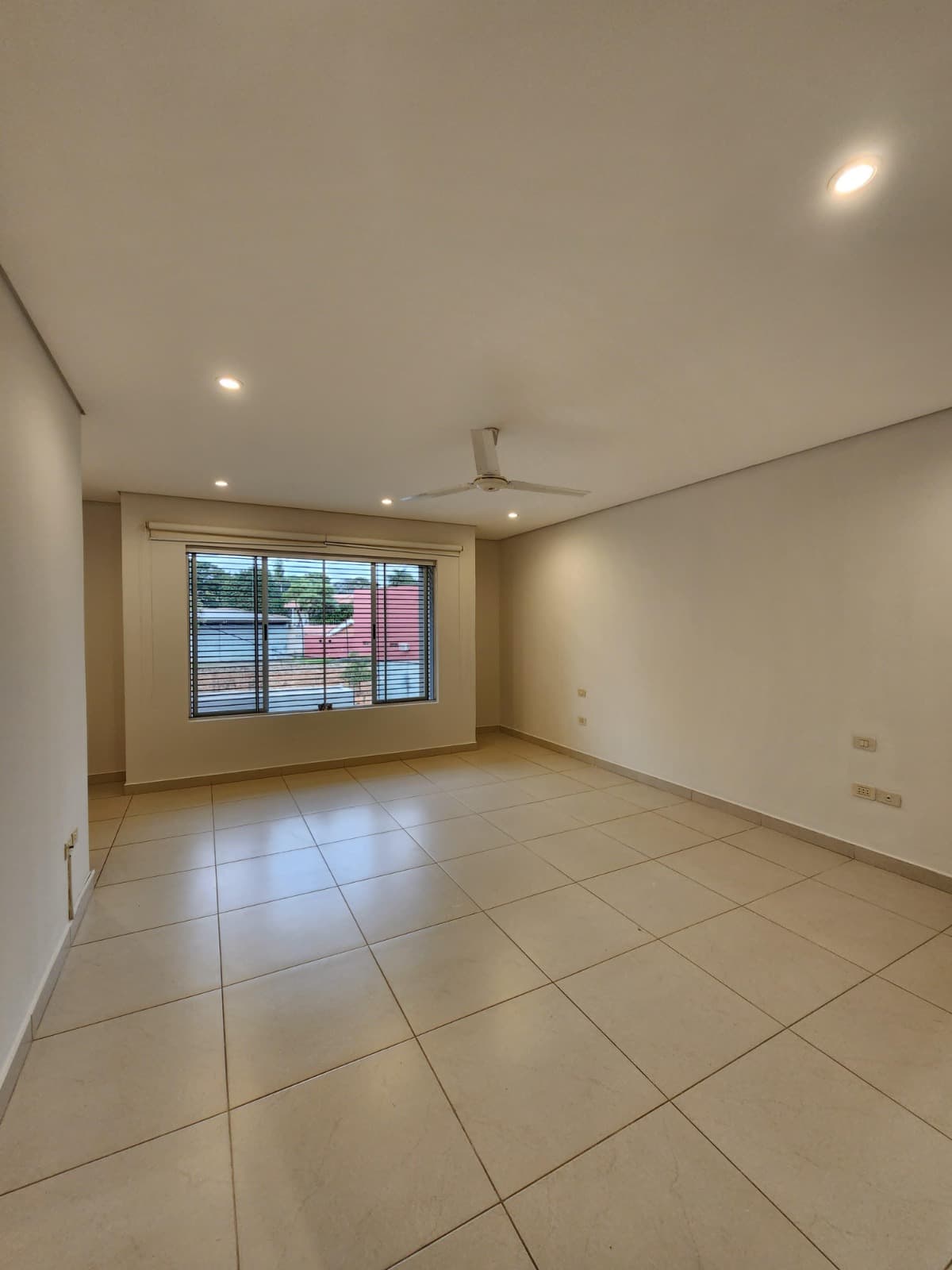 Casa En Alquiler, Zona Super Residencial, Barrio Manora. – 2