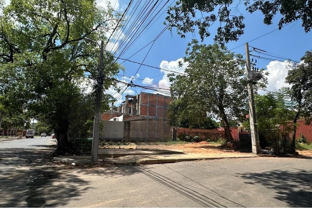 VENDO TERRENO EN ESQUINA EN LAMBARE FRENTE AL PUEBLO