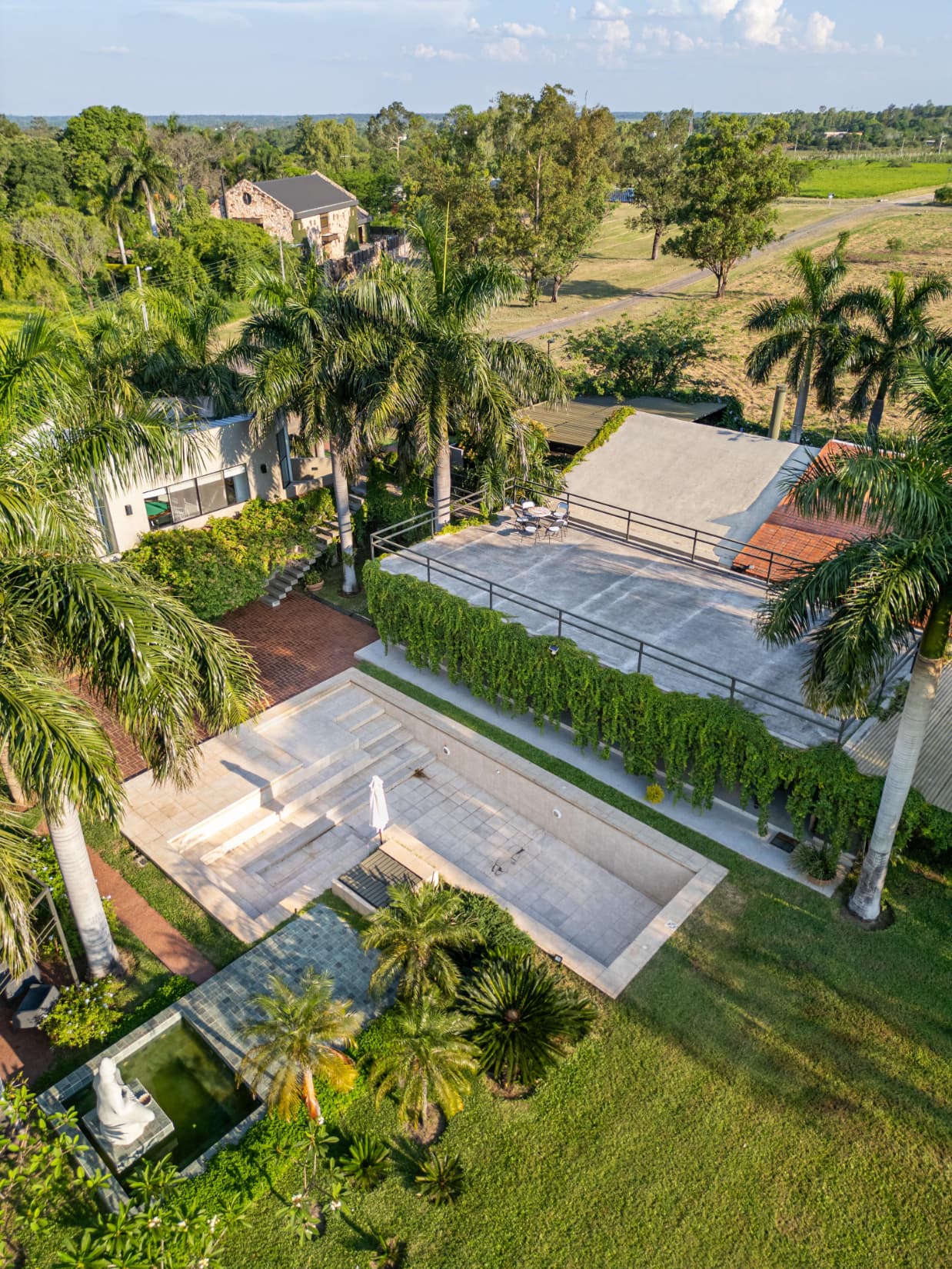 VENDO HERMOSA RESIDENCIA MINIMALISTA - SURUBI´I - FRENTE AL CLUB CENTENARIO