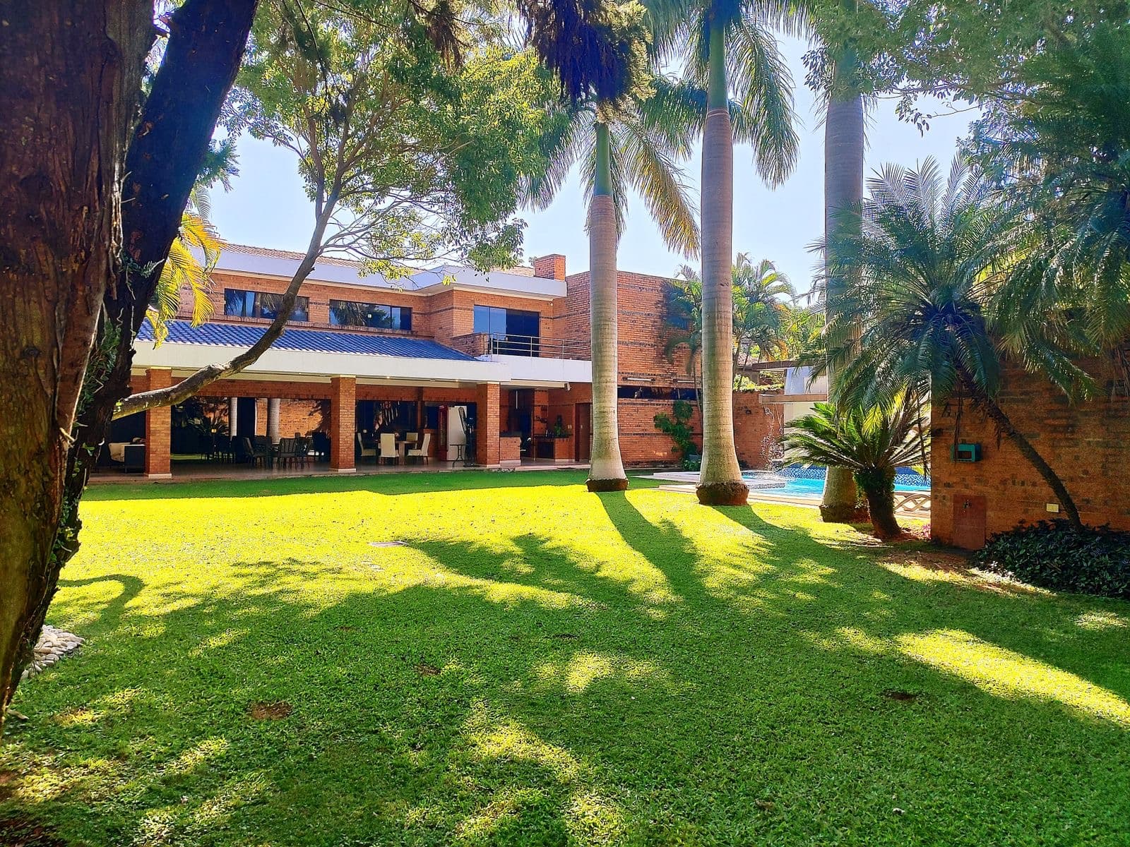 Exclusiva residencia ubicada en el distinguido Barrio Mariscal Estigarribia.
