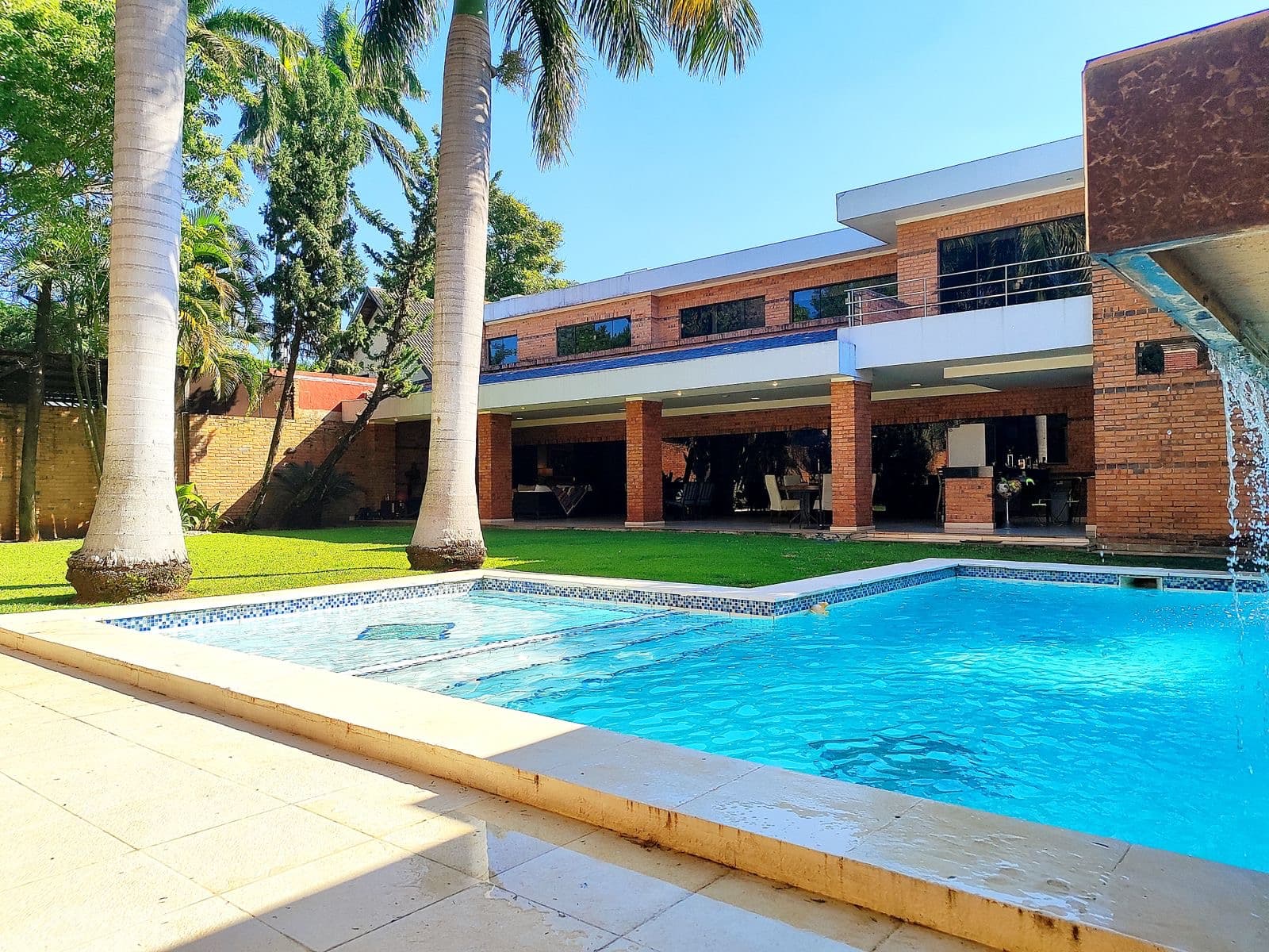 Exclusiva residencia ubicada en el distinguido Barrio Mariscal Estigarribia. – 2