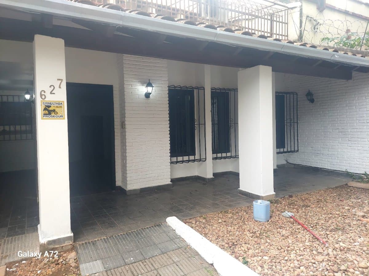 Amplia casa en alquiler en zona Barrio Jara – 2