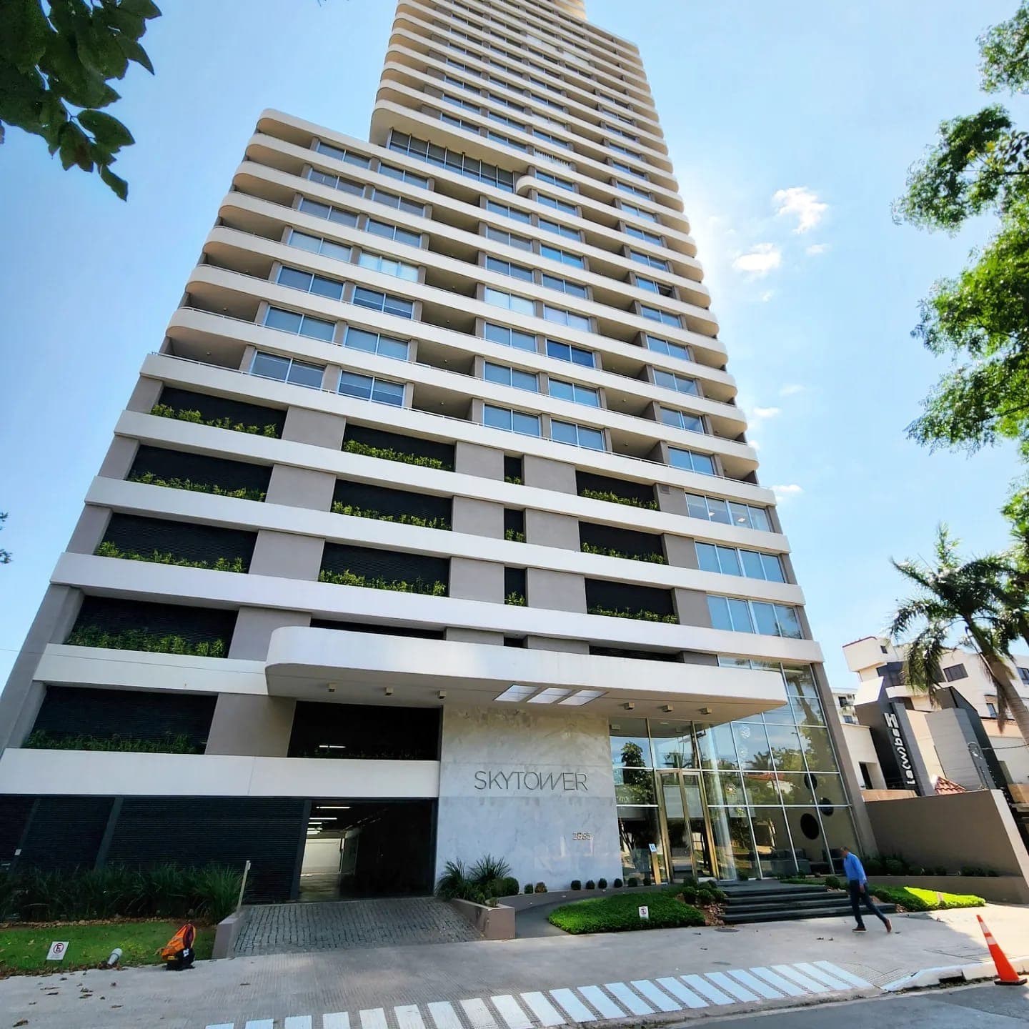 *ALQUILO Departamento Amoblado Edificio Skytower*