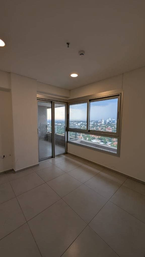 ALQUILO Amplio departamento 90 m² propios, Piso 20 al frente. – 3