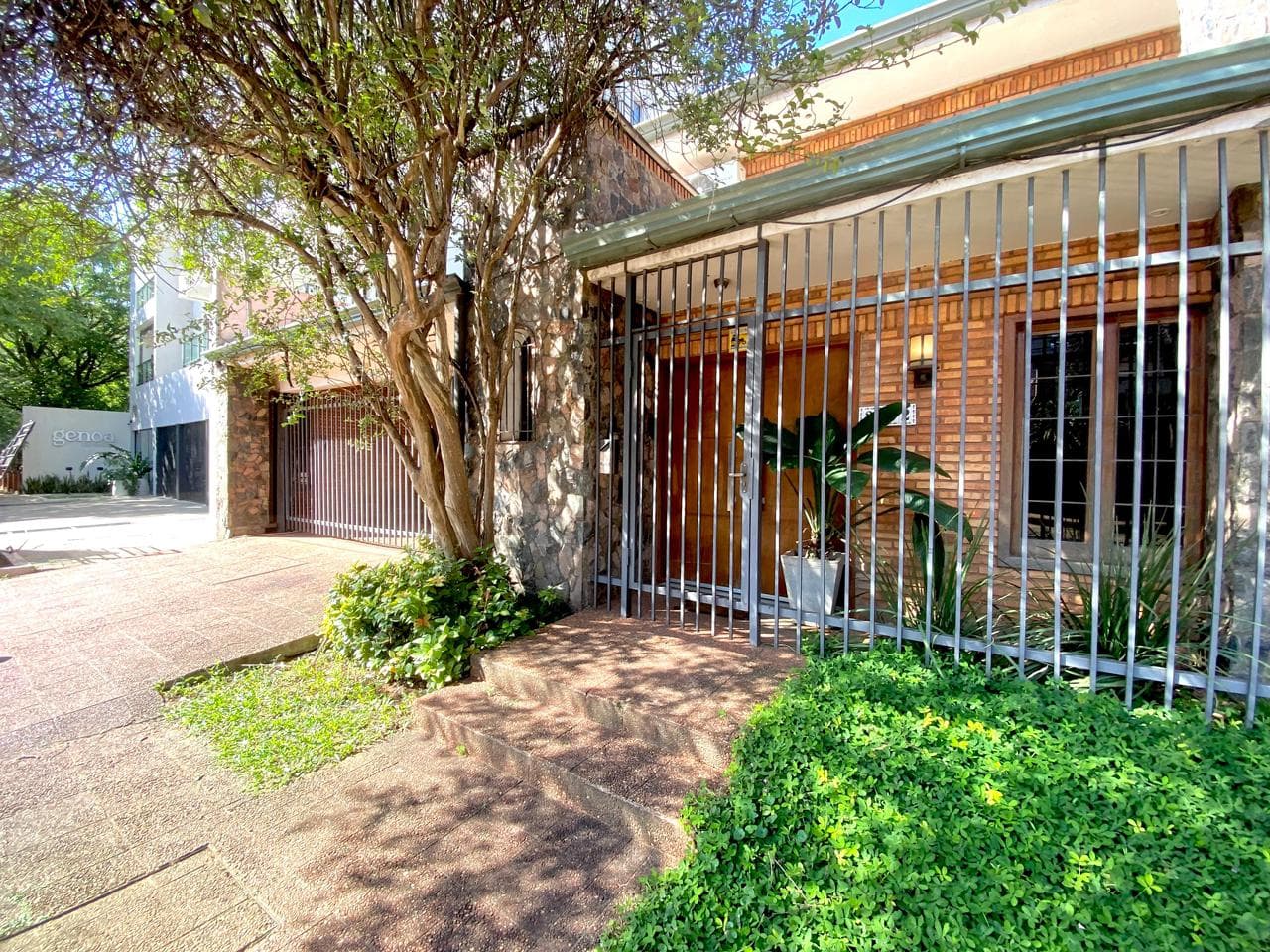 Alquiler de residencia en esquina – Barrio Carmelitas