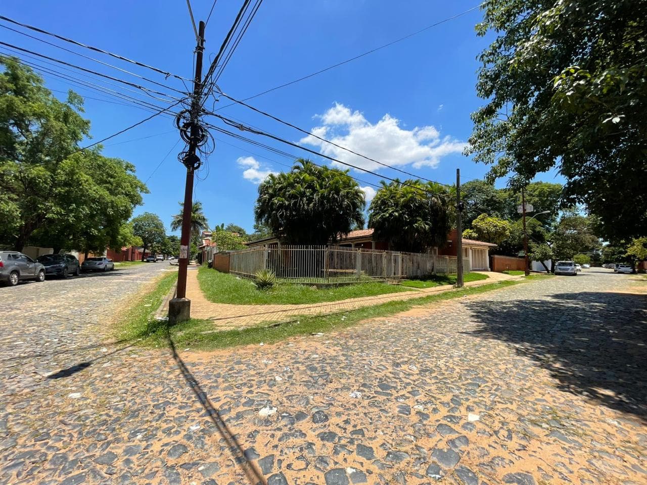 TERRENO EN ESQUINA DETRAS DE LA GALERIA