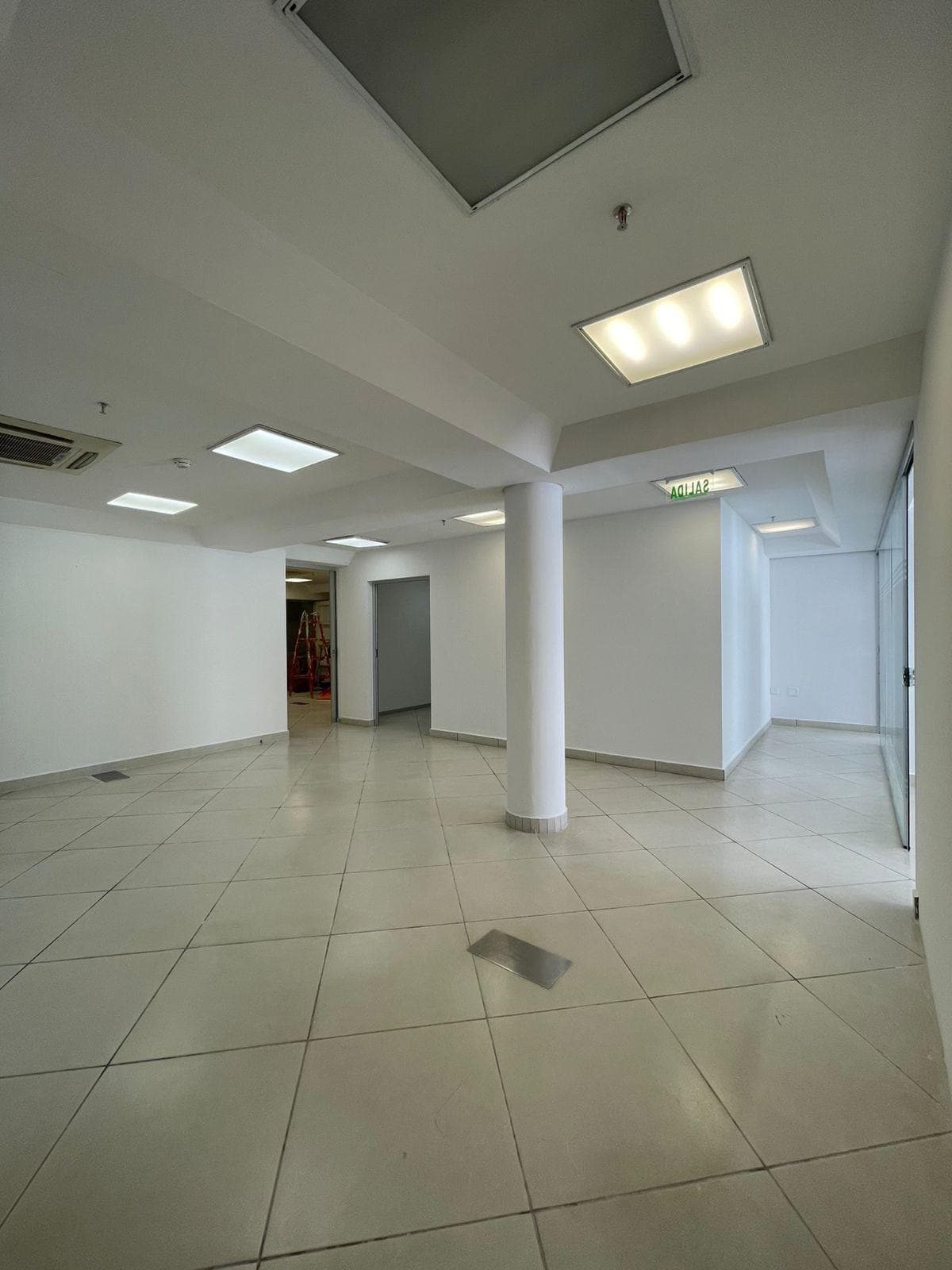 VILLAMORRA EN ALQUILER AMPLIA OFICINA DE 150M2 A PASOS DE CENTROS COMERCIALES