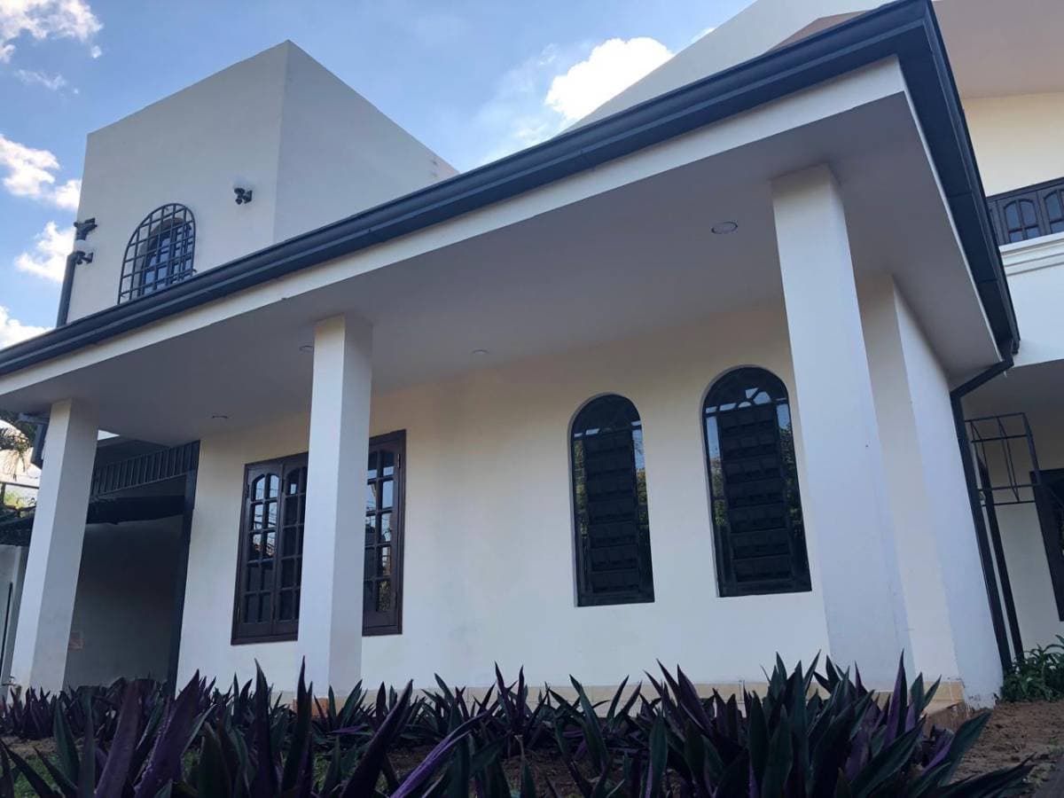 Alquilo amplia casa en Luque, Barrio Laurelty
