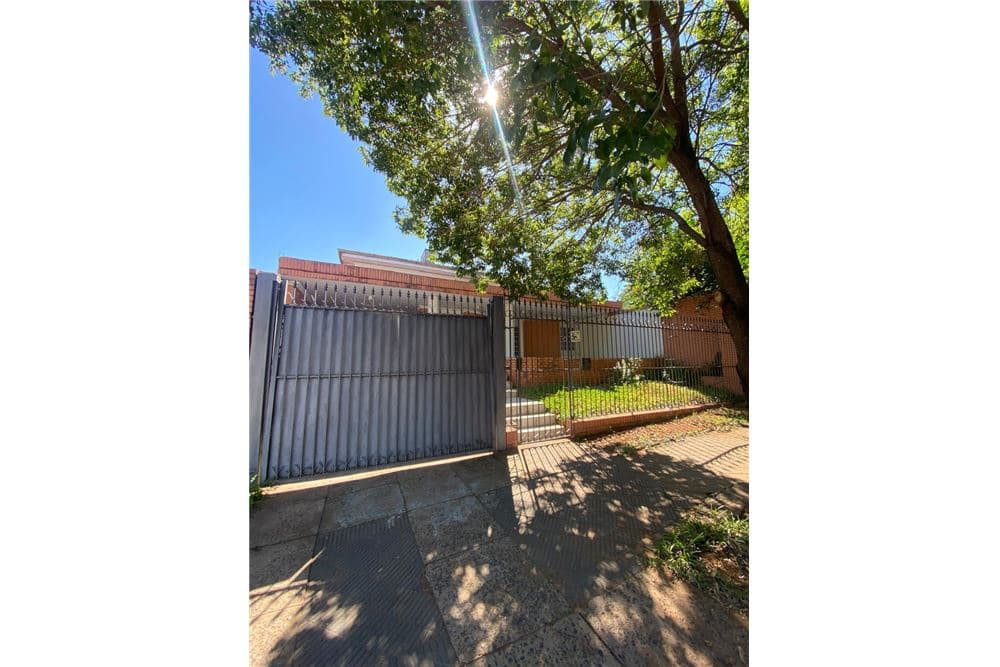 VENDO AMPLIA CASA A REFACCIONAR EN BARRIO NAZARETH