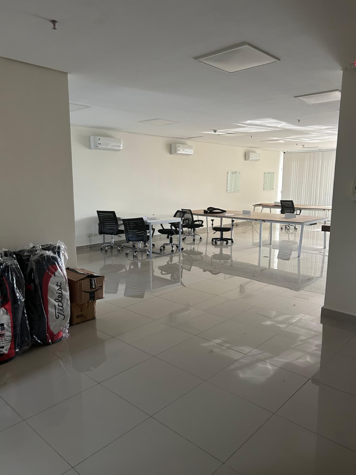 ALQUILO OFICINA EN EDIFICIO CORPORATIVO BARRIO YCUA SATI.