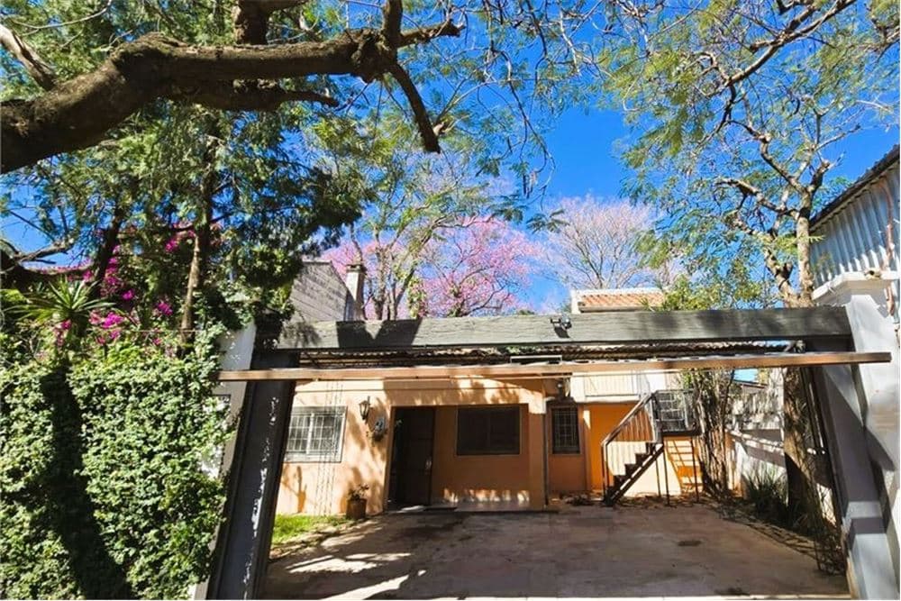 AMPLIA CASA CON INMEJORABLE UBICACIÓN SOBRE SUCRE