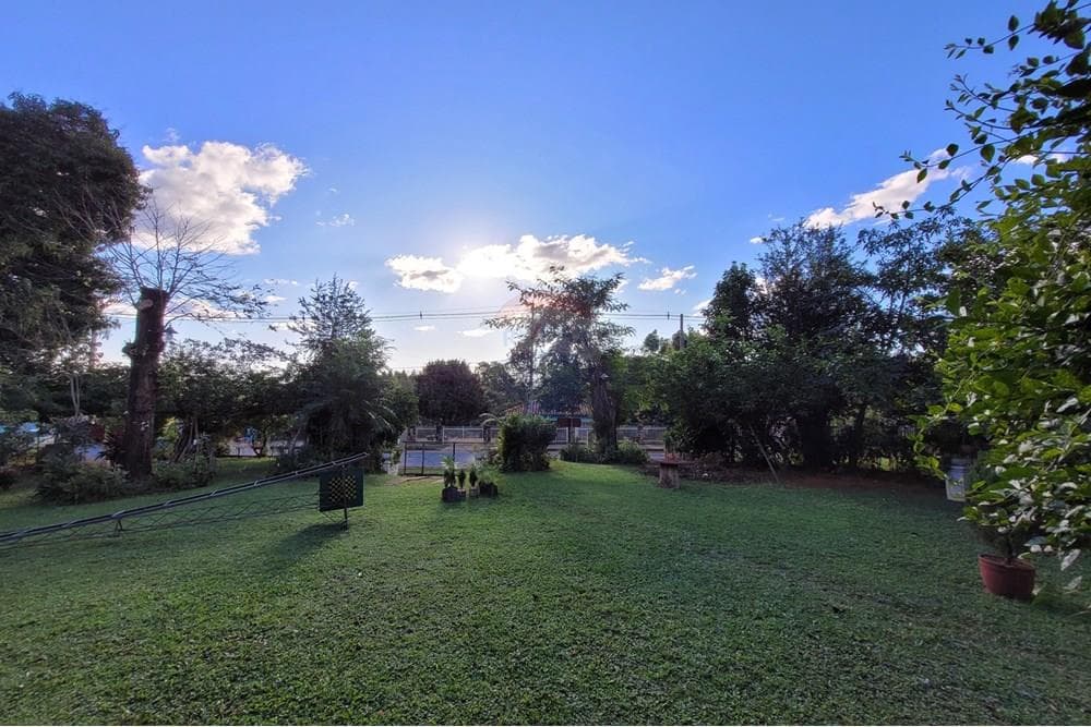 Casa en terreno de 976 m2 sobre calle asfaltada