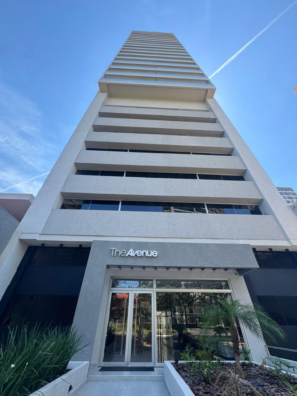 The Avenue. Av Santa Teresa