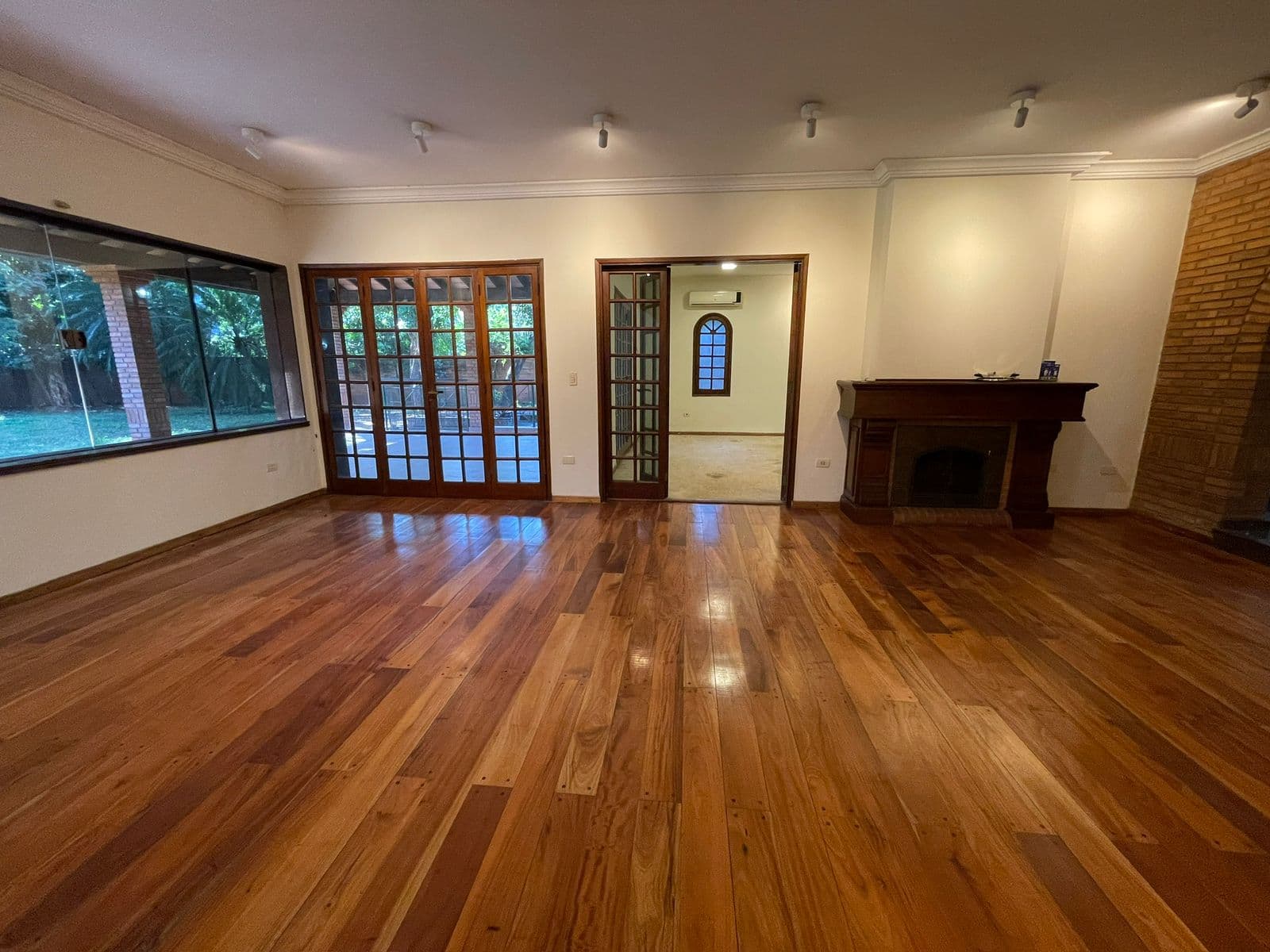 Vendo Residencia de 4 Habitaciones sobre Avda., Zona Municipalidad de Asunción