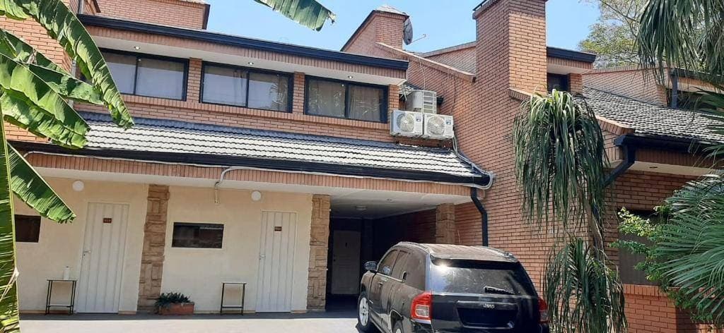 VENDO AMPLIA RESIDENCIA DE 4 SUITES EN B° MCAL. ESTIGARRIBIA – 3