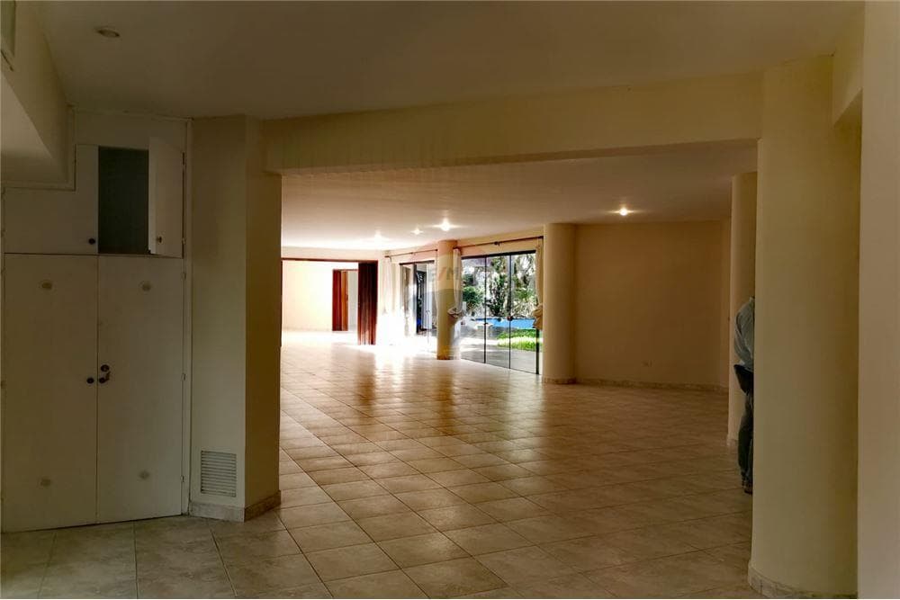 En Venta Lujosa Residencia en Los Laureles, Asuncion – 2