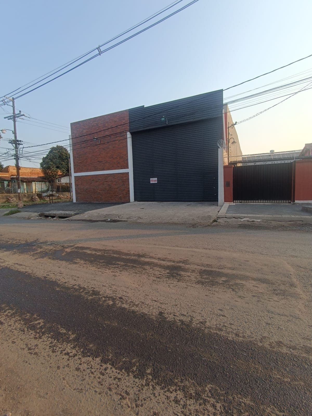 Alquilo deposito en Barrio san Pablo sobre Av Guatambu – 3