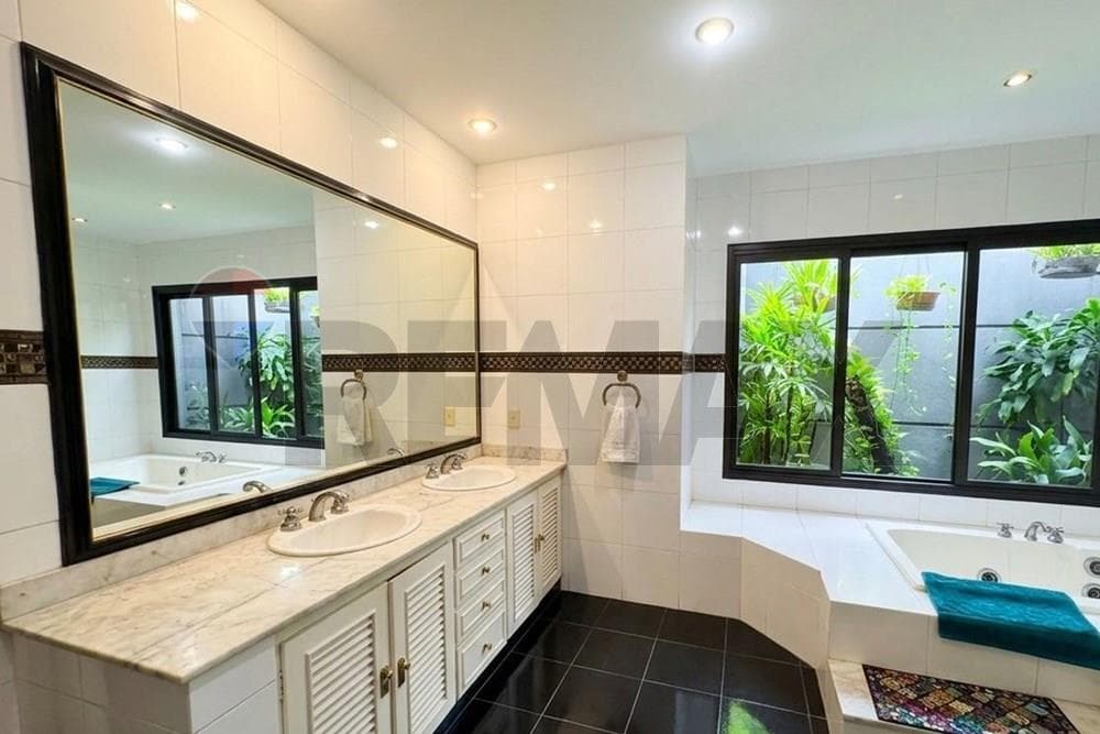 Se Vende Residencia Lujosa en Barrio Las Lomas