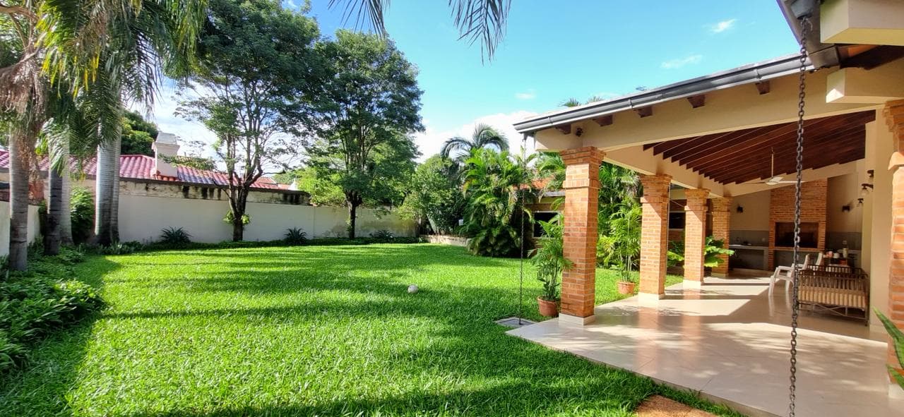 Casa con 4 Dormitorios y amplio patio en Lambaré 20x40 – 2