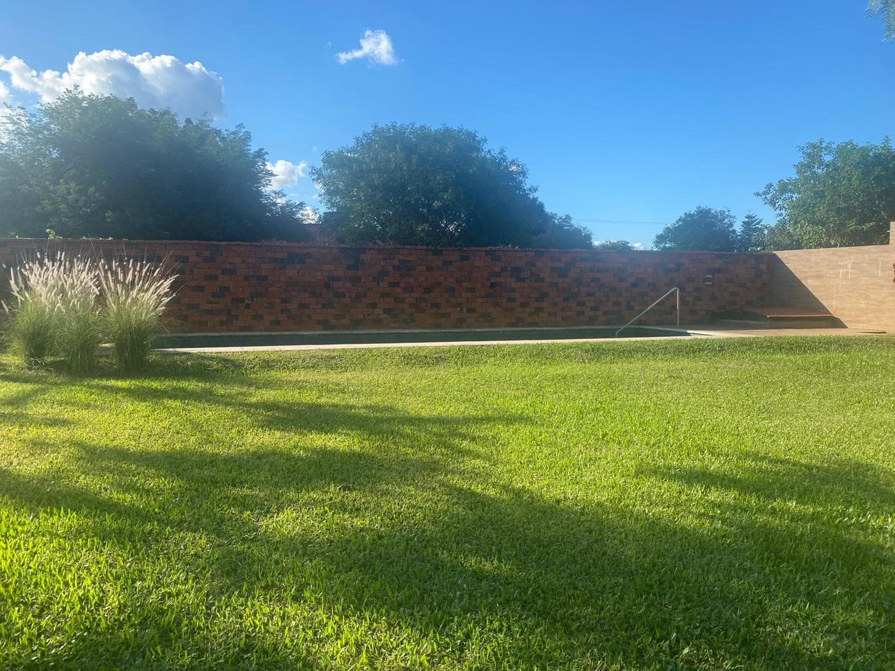 Casa en Alquiler, toda en planta baja, de 3 hab, Surubi'í. – 2