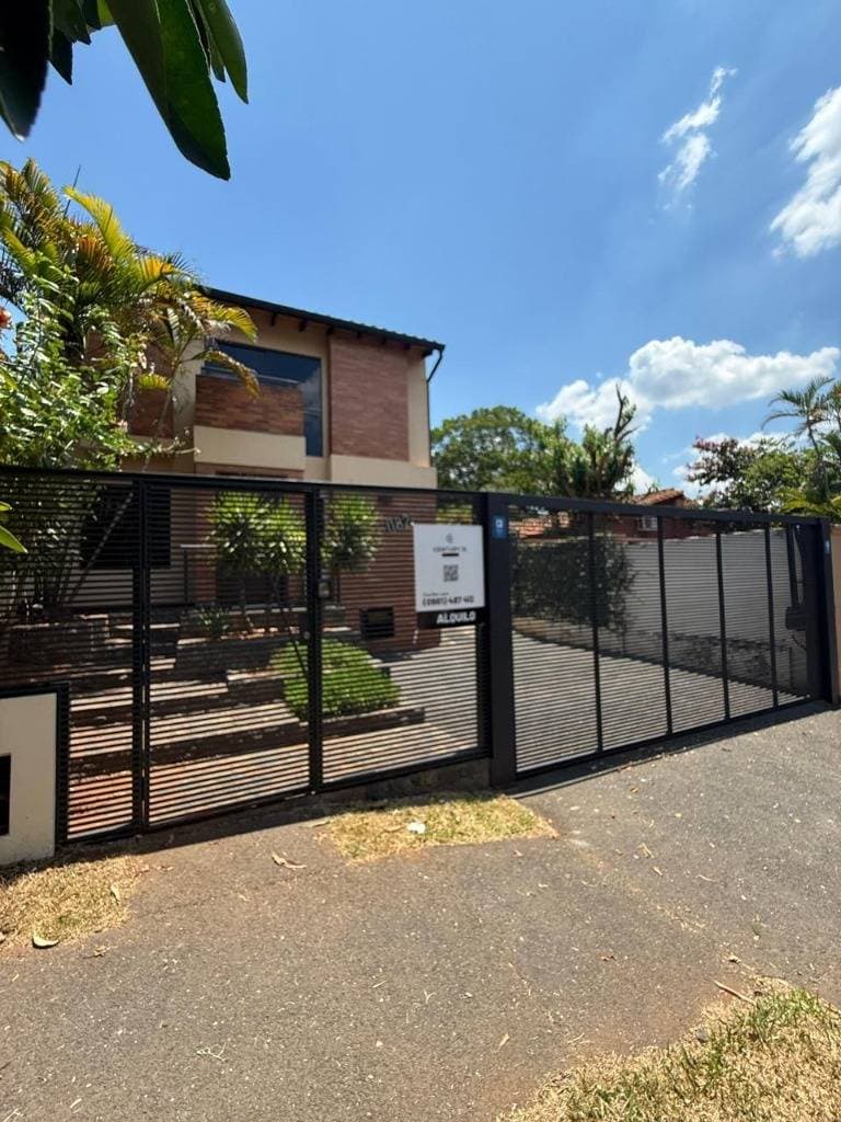 Casa en Alquiler para vivienda u oficina – Barrio Mburicaó, Asunción – 2
