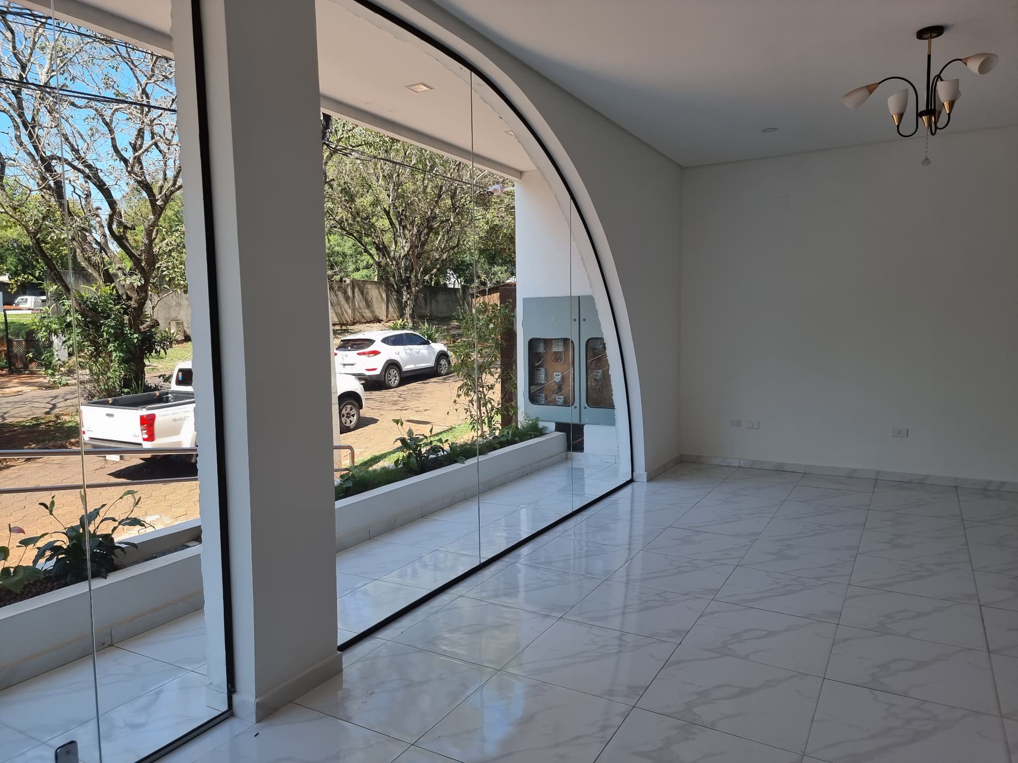 ALQUILO SALÓN COMERCIAL EN EDIFICIO DE LUJO, AREA 8 – 2